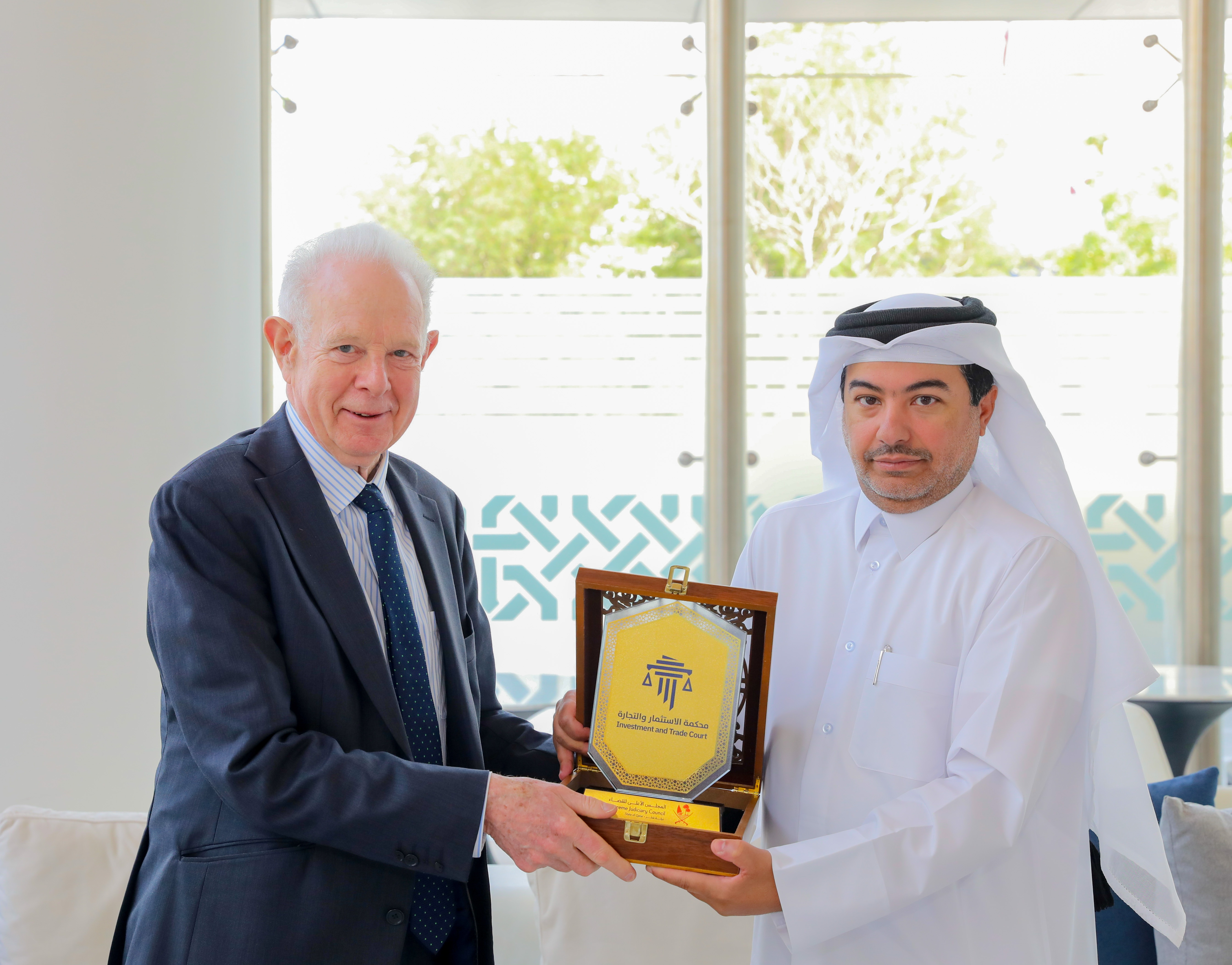 رئيس محكمة الاستثمار والتجارة يجتمع مع وفد من محكمة قطر الدولية