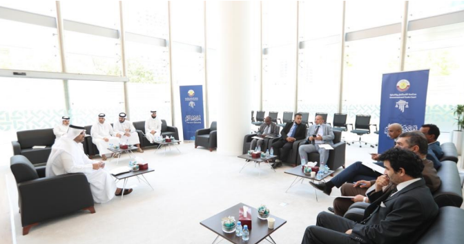 نائـب رئيـس محكمـة الاسـتثمار والتجـارة يسـتعرض قانـون المحكمـة مـع عـدد مـن القضـاة