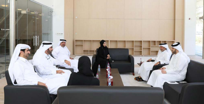 رئيس محكمة الاستثمار والتجارة يجتمع مع وفد من جمعية المحامين القطرية